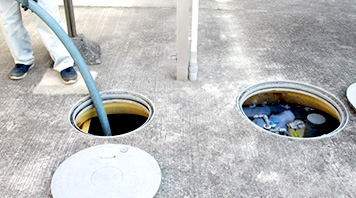 浄化槽汚泥抜取清掃作業